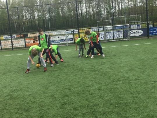 handbalclinics gegeven door Anne Visser, Alyssa Bus, Raisa Aschert,Floort Visser en