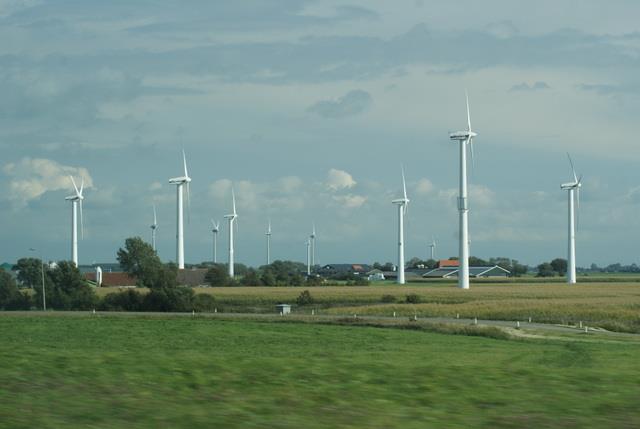 Windturbines Neeltje Jans in clusteropestelling de waarneming van de maat en schaal van de omgeving.