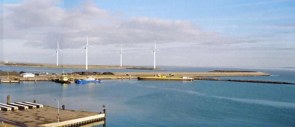 Windturbines in clusteropstelling in Friesland Toch kan ook een clusteropstelling een heldere compositie vormen.