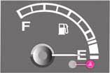Rijd niet met een bijna lege brandstoftank: door een onregelmatige brandstoftoevoer kan de katalysator beschadigen. E - brandstoftank leeg. F - brandstoftank vol.