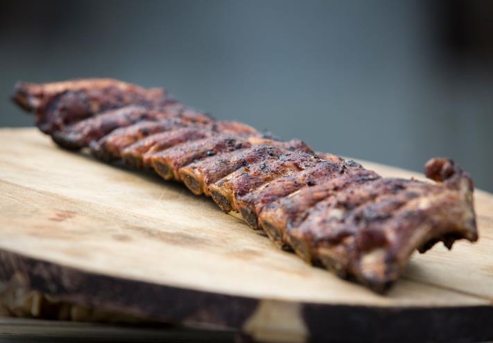 Onze Winter Barbecue bestaat uit: Borreluurtje: nootjes, crostini s met wildpaté en cranberrycompote, nagel- en geitenkaas met grove mosterd, ratatouille bitterballen Uitgeserveerd: stevige