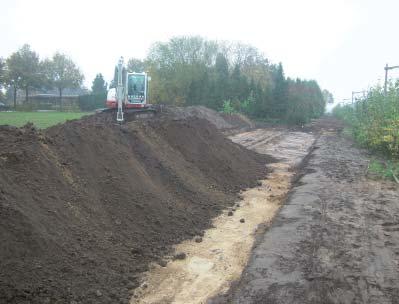 Ontgraven tracé voor de biogasleiding. Links is de bodem reeds geroerd, rechts is het dekzandniveau nog intact. 7.