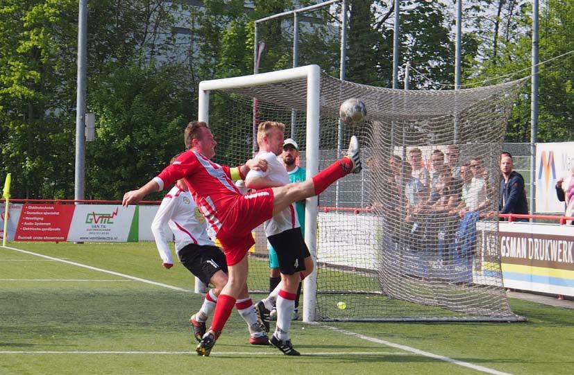 CV Wieringermeer speelt beslissingswedstrijd Klasse topscoorder Jan de Bruijn van Zouaven mist, onder toeziend oog van de Wieringermeer selectie achter het doel, een teenlengte om Alcmaria Victrix