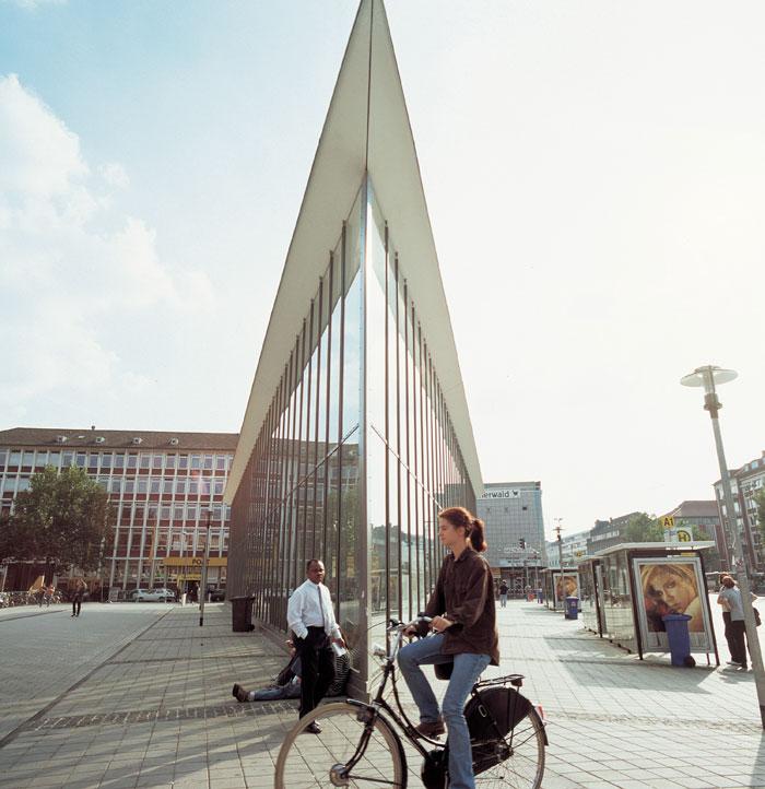 nieuwe Radstation, waar 3300 fietsen gestald kunnen worden.