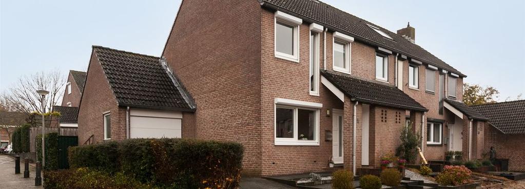 Beschrijving Moderne instapklare halfvrijstaande woning met royale oprit, garage met vliering en tuin met achterom.