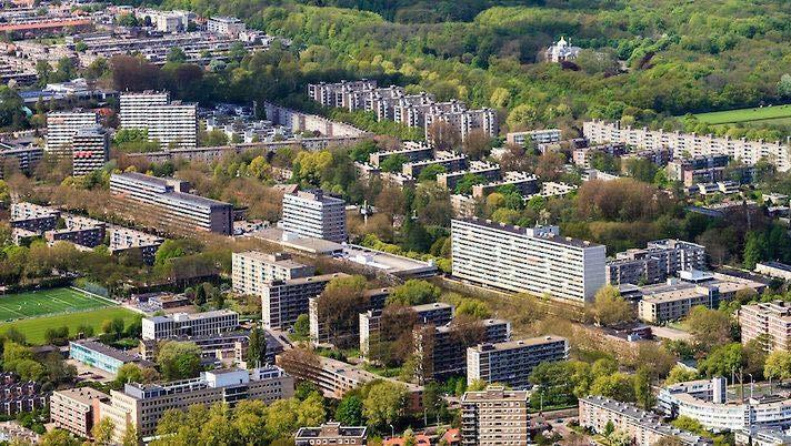 Marlot is veel kleiner dan Mariahoeve. Het is een compacte luxe woonbuurt met grote villa s, twee-onder-een-kap woningen en een aantal appartementen.