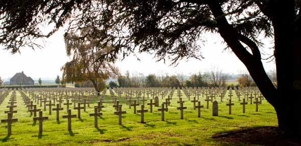 Essex Farm Cemetery Saint-Charles De Potyze SAINT-CHARLES DE POTYZE Zonnebeekseweg 379, 8900 Ieper (Zillebeke) +32 57 23 92 20 Twee witstenen zuilen flankeren de ingang van deze Franse militaire