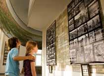 De kamer met het digitale infoscherm bereik je via een smal hellend vlak (100 cm breed). De expositieruimte in de kelder is bereikbaar via de lift van het stadhuis.