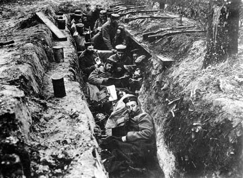 Duitse loopgraaf Een van de grootste gevaren van het leven in loopgraven was de mogelijkheid dat je levend werd begraven als de wanden instortten.