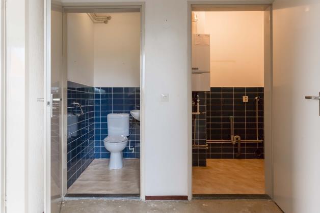 U betreedt het appartement via de ruime entree, welke toegang geeft tot de verschillende vertrekken. Vanuit de entrée heeft u toegang tot het toilet met handwasbakje.