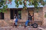 Bouw van een school in Kenenkou, Mali De Nederlandse Stichting Mali en haar vaste Malinese partner Solisa steunen samen de bevolking in de heuvels rond de stad Bamako in Mali.