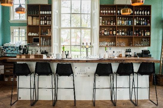 Dranken arrangementen Tijdens uw receptie of feestavond zullen we Hertog Jan tapbier, frisdranken, binnenlands gedistilleerd en huiswijnen schenken. Op de tafels plaatsen wij nootjes.