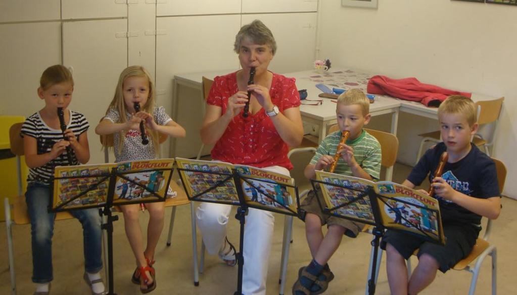 Victoria nieuwtjes Blokfluiters editie 2012 gestart Na een korte periode van voorbereiding voor Angelique en Léon, ging 17 augustus de eerste blokfluitles van start in ons verenigingslokaal d r Eck.