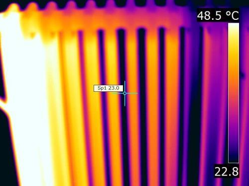 Met een warmtecamera kun je snel controleren of de radiatoren goed functioneren.