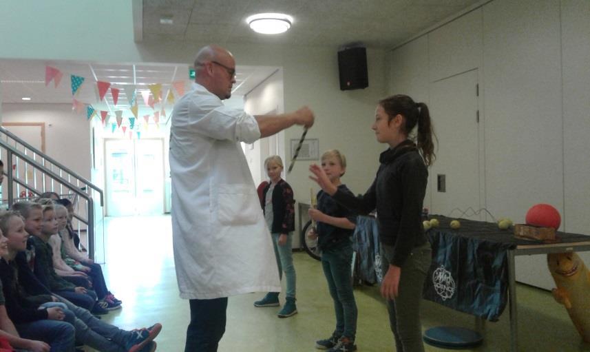 Groep 6 Mad Science Afgelopen week was meneer Donny (ook wel bekend als dr. Bibber) op school voor een demonstratie van Mad Science.