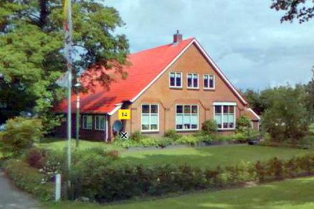 Oldambtster boerderij met bijschuur. Gebouwd in ambachtelijk-traditionele trant. Beeldbepalende onderdeel hoevezwerm esgehucht Laude.