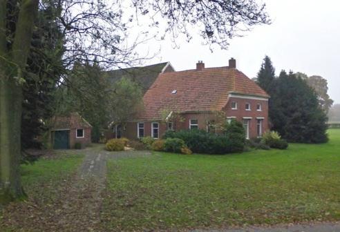 Ensemble met naastgelegen boerderij nr. 17. Forse boerderij van het Westerwoldse type. Gebouwd in ambachtelijk-traditionele trant. Voorhuis met schilddak.