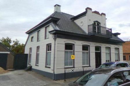 Naast rijksmoumentale villa's nrs. 5 en 7.