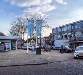 Letterlijk zelfs, want naast de huidige entree aan de Dorpsstraat krijgt de supermarkt ook een entree aan het plein. Albert Heijn zal ook het hele interieur van de winkel vernieuwen.