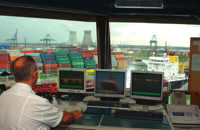 52 Een goede aaneenschakeling van de verschillende diensten in de keten zal zorgen voor een vlot en veilig scheepvaartverkeer.