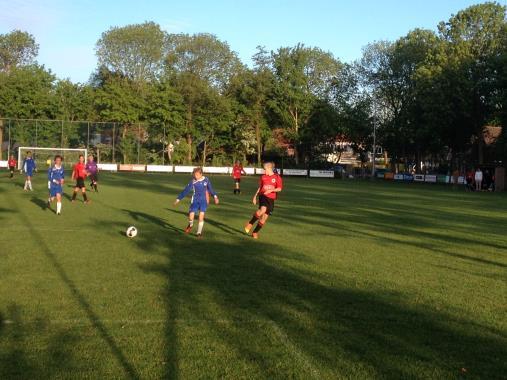 OFB komt weer gevaarlijk voor het doel en Calvin kan met de bal aan de voet op zo n 20 meter van het doel zich in positie brengen om een kanonskogel te lossen.