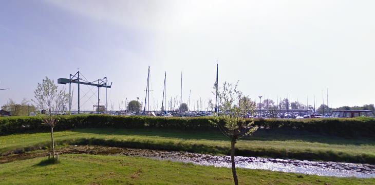 Vanaf het Alkmaardermeer is over het land van de Klaas Hoorn- en Kijfpolder zicht op het dorpsfront van Akersloot. 3.