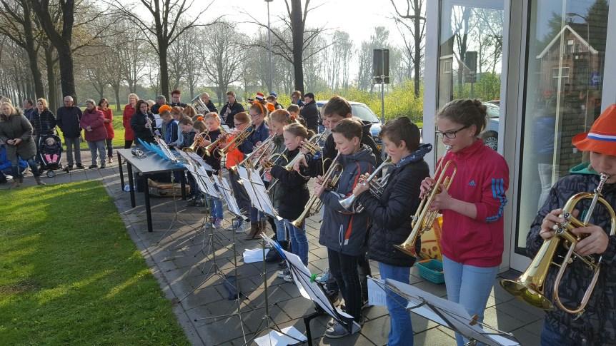 April 2018 Klankbordgroep en MR De leden van de klankbordgroep zijn: Herma Boerema Hans van Deest Saskia Smit Namens het team nemen Nicolet Vriezema en Ineke Niemeijer zitting in de klankbordgroep.