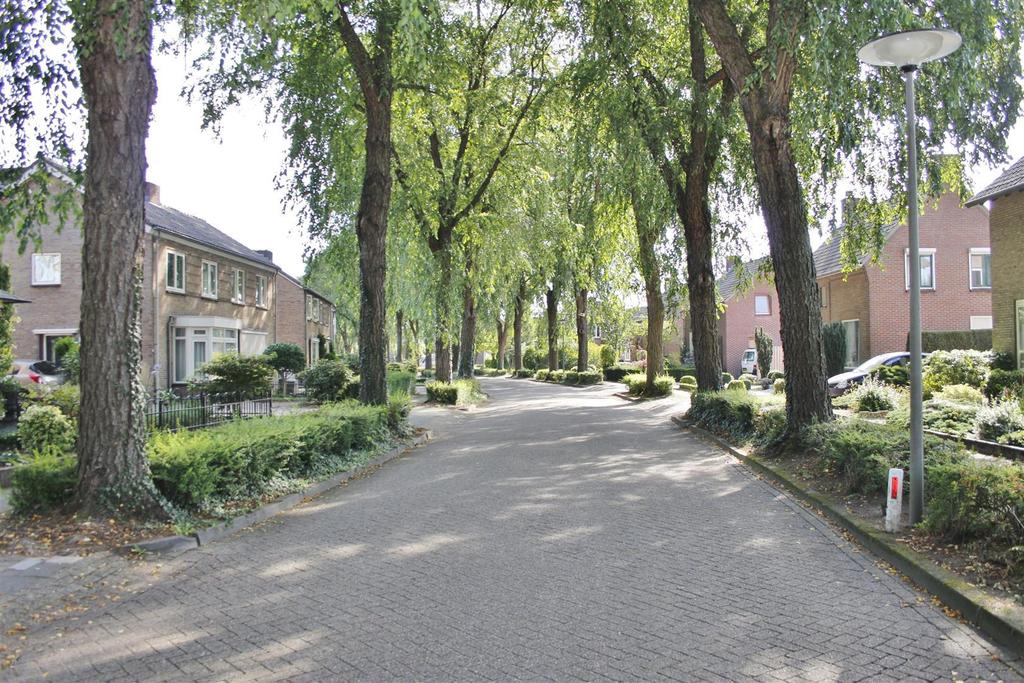 Locatie: Bossestraat 52, 5374 HT Schaijk aan rustige woonstraat nabij het buitengebied op loopafstand van centrum vrije ligging aan achterzijde Schaijk en omgeving Schaijk is een gemoedelijk dorp in