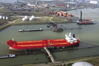 j a a r v e r s l a g 2 0 0 4 < Modal split in de Antwerpse haven (incl. en excl.