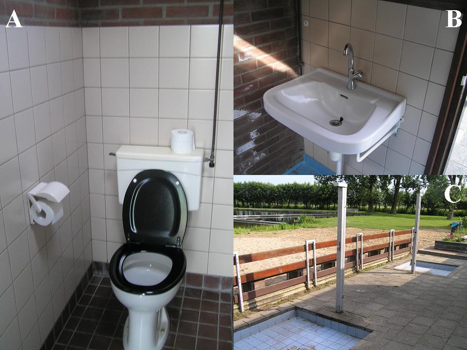 Figuur 3. Eén van de toiletten (A), een wastafel (B) en de douches (C) Het strandje was klein en ongeveer even breed als lang (Fig. 4A).