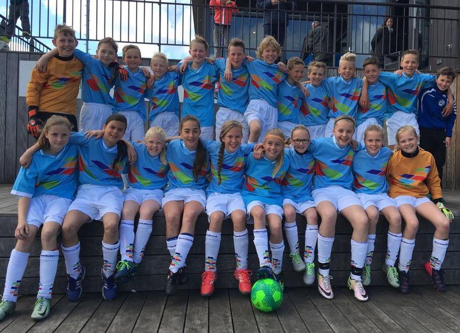 Schoolvoetbal In de meivakantie hebben er zes(!) teams van de Bernadetteschool meegedaan aan de voorrondes van het Westlandse Schoolvoetbal.