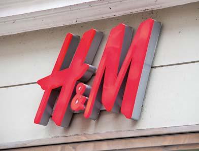 Economie: Groter, Goedkoper Hybride variant Een andere pionier van fast fashion, H&M, probeert in haar business model snelheid te koppelen aan lage kosten.