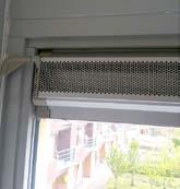 Verse lucht komt binnen via de ventilatieroosters in de ramen.
