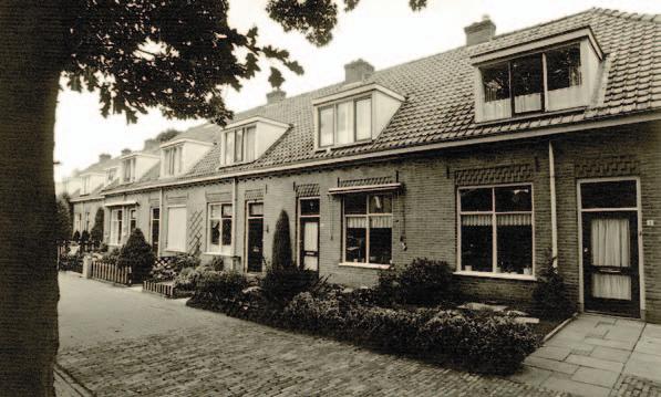 Een artikel van Tom de Wal Het oudste woningbezit van Beter Wonen 12 woningen aan de Burgemeester Meijerweg/Plasweg Wel of niet bouwen?