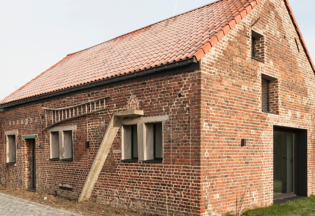 Vanop de mezzanine kan je genieten van verschillende uitzichten, mogelijk gemaakt door de nieuwe openingen in de gevel.