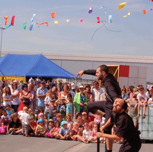 DE BUURT IN DE PISTE Uitwijken is naast een cultureel ook een sociaal gebeuren. Op zater- dagnamiddag is de piste telkens het decor voor initiatieven van buurt- bewoners.