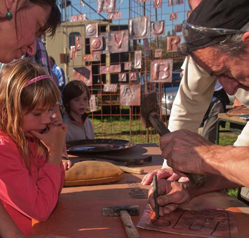 zondag om 13u30 en 16u WORKSHOP BASCULE Speciaal voor Uitwijken houdt Circusatelier Woesh een open workshop basculespringen.