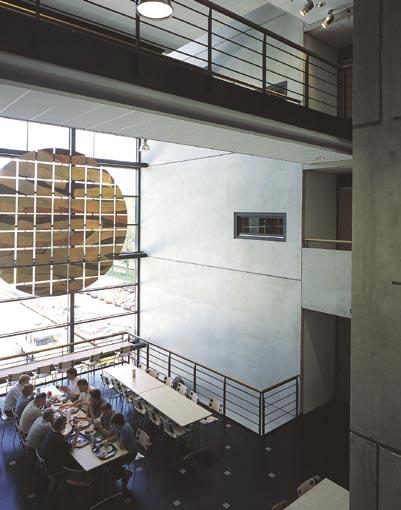 De elektronisch aangestuurde ventilatieroosters in het nieuwe TNO-gebouw, maken het mogelijk om de betonconstructie effectief in te zetten voor de klimatisering.