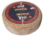 De halfharde kaas wordt gemaakt van de melk van schapen die tot hoog in de Pyreneeën grazen.