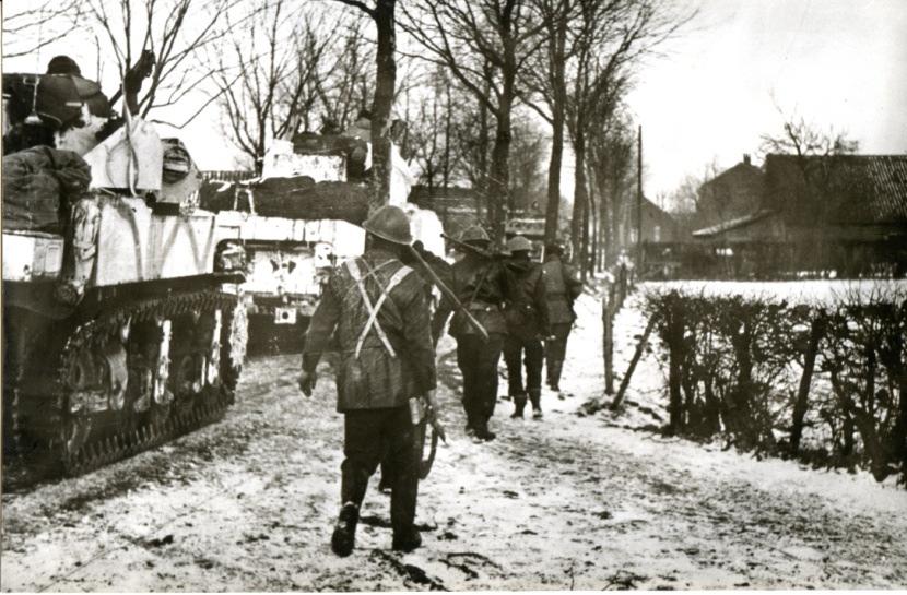 Oprukkende Britse troepen op de Hoogveldsweg. Het eerste huis aan de rechterkant was van familie Baaten. Achter de heg ligt nu Speeltuin Hingen.