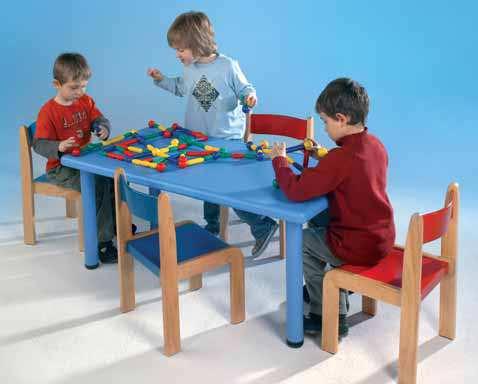 De gekleurde kinderstoelen kunnen zeer goed gecombineerd worden met deze vrolijk gekleurde en robuuste kunststof tafels.