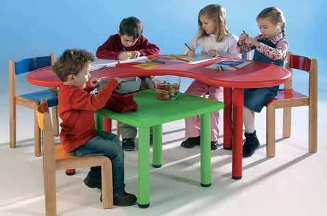 Het tafelblad is zeer stevig door het metalen raamwerk onder het tafelblad. Vierkante kunststof tafel Het blad van deze tafel meet 60 x 60 cm.