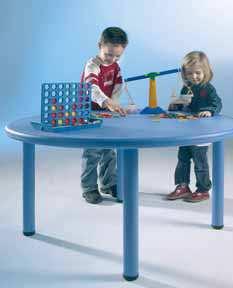 poedergelakte metalen poten. De hoogteverstelling is maximaal 4 cm. Zo kan de tafel aangepast worden aan oneffenheden in vloeren.