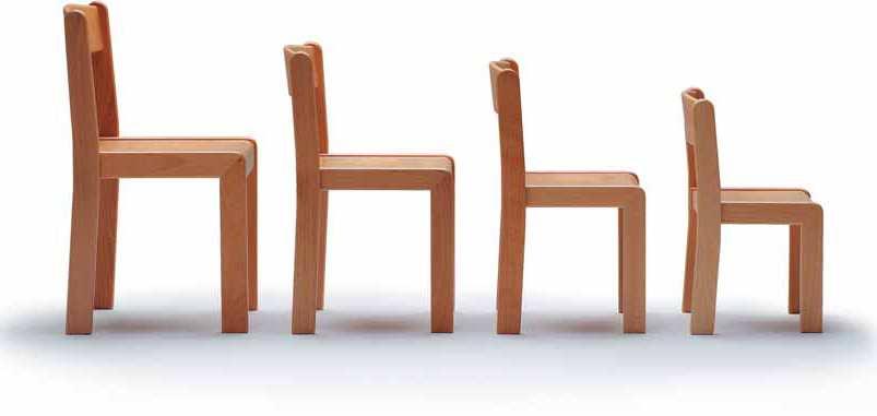 Stapelbare stoel in hout Het onderstel van deze stoel is gemaakt van massief beukenhout. De zitting en de rugleuning zijn vervaardigd van gevormd multiplex.