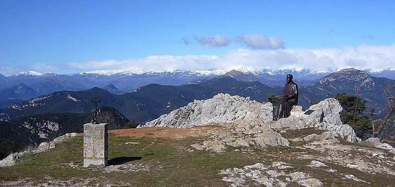 bossen Excursie door een bos in het hooggebergte, waar we