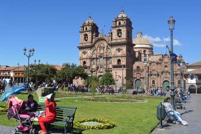 Dag 15: Cuzco Grenzend aan de Plaza de Armas vind je de imposante kathedraal met daaraan vast de kerken El Triunfo en Jesus María die qua schoonheid weer overtroffen worden door de kerk La Compañía
