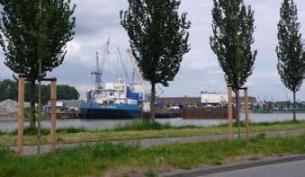 De Waal- en de Eemhaven volop in bedrijf Geschiedenis De geschiedenis van Waalhaven-Eemhaven begint op Sluisjesdijk, een voormalig schiereiland in de Nieuwe Maas.