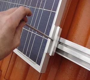 Monteren van de zonnepanelen Nadat de profielen zijn gemonteerd, kunnen de panelen op het dak worden bevestigd.