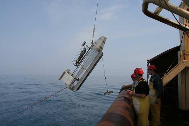 3. Methoden 3.1 Vistuig De bemonstering van de makreel eieren wordt uitgevoerd met behulp van een "High speed Plankton Sampler Gulf VII" (Fig. 3.1) met een binnennet en opvangzakje van 500 m.