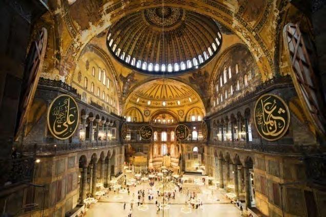 Vanaf de datum van de opbouw in 537 tot 1453 diende het als een oosterse orthodoxe kathedraal en de zetel van het Patriarchaat van Constantinopel.